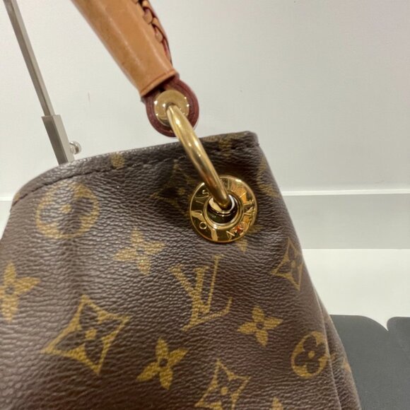 Louis Vuitton Artsy MM Monogram Shoulder Bag with Bag Charm (JB1298) - Picture 4 of 15